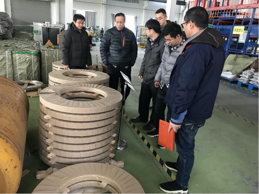 专家组参观关键原材料存放点